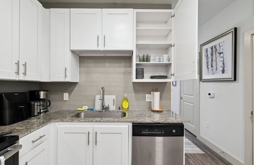 Legacy Park Apartment | Cozy studio with fitness room and WiFi in charming Plano