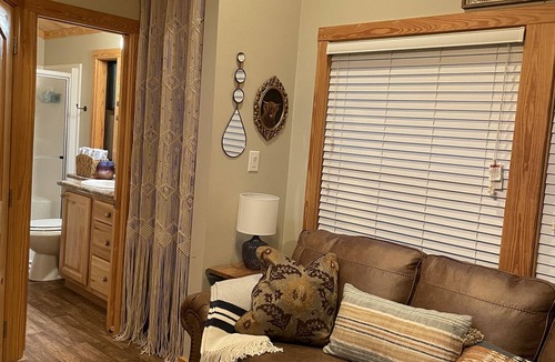 Mineola House | Cozy tiny home in the pines - 20 minutes from Canton and Lake Fork!