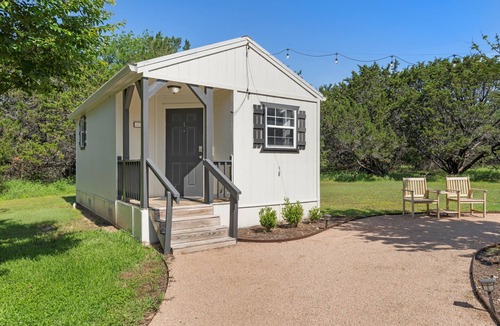 Crawford Cabin | Cozy Tiny House #1 Retreat Less Than 20 minutes from Waco Attractions!