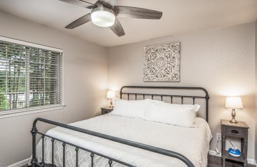 Ruidoso House | Cozy Townhome with Wildlife Views! 5-min walk to Midtown! Modern Look