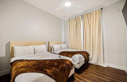 Dallas Apartment | CREAM and Cocoa with Resort Pool, Laundry, Parking