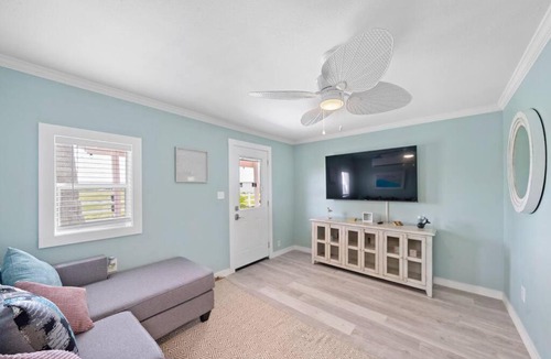 Galveston House | Cute and cozy beach bungalow near the seawall