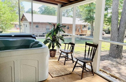 Kennard Cabin | CUTE CABIN, PRIVATE HOT TUB, QUEEN BED, SMALL TOWN, 4 MILES TO RATCLIFF LAKE