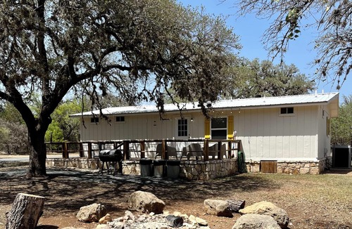 Rio Frio Cabin | Cute, Secluded cabin in the Woods, 2 miles from Garner State Park