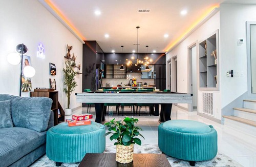 Cedars House | Dallas City View with Pool Table, Sauna, Darts, Golf, and Outdoor Movie Theater
