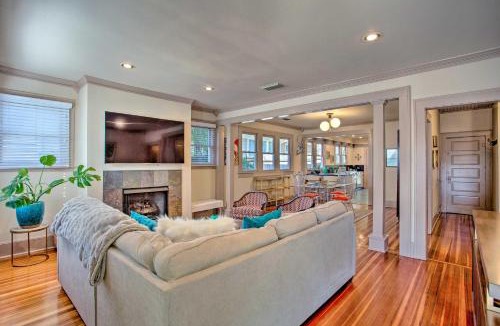 Lower Greenville House | Dallas Couples Retreat: Walk to Lower Greenville!