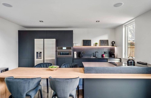 East Downtown Houston House | Dark loft · The O’Four Lofts - Midnight Lux