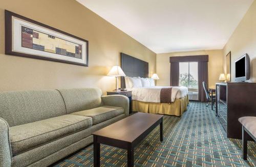 Mineral Wells Hotel | Days Inn & Suites by Wyndham Mineral Wells