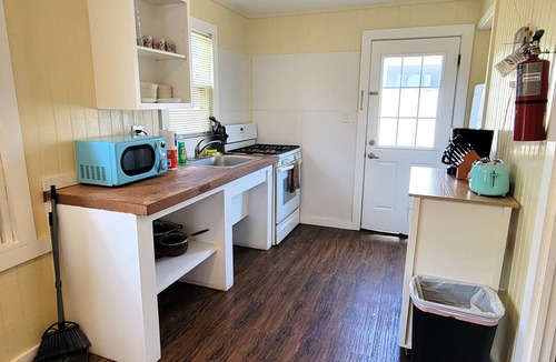 Old Town Cottage | DB 10 High Tide-1 BR Cottage, Living Room, Kitchenette, Walk to Beach, Dogs OK!