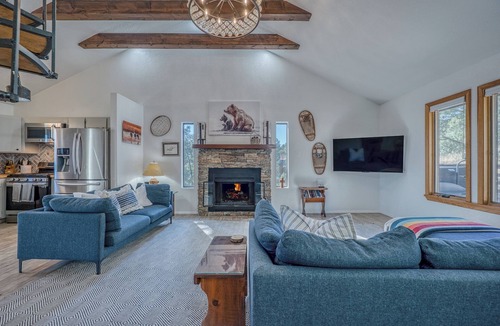 Alto Cabin | Deer Lover's Paradise w/Hot Tub. Private retreat but only 5 mins to downtown.