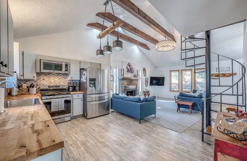 Alto Cabin | Deer Lover's Paradise w/Hot Tub. Private retreat but only 5 mins to downtown.