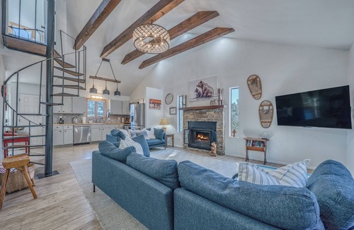 Alto Cabin | Deer Lover's Paradise w/Hot Tub. Private retreat but only 5 mins to downtown.
