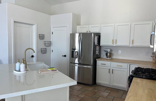 The Bluffs House | Desert Oasis by the Fairway- Pet/family friendly sleeps 10 3bd 2bath huge yard!