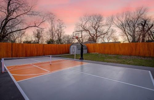 Central Arlington House | Designer Pickleball Hot Tub Basketball 10 minute walk to FIFA AT&T Globe Life and Choctaw Stadiums