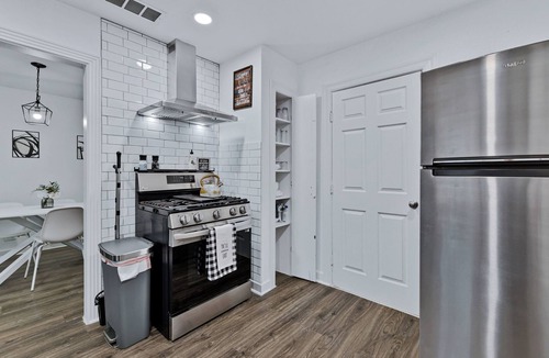 Central Arlington House | Direct Backdoor Access to AT&T Stadium Retreat with 9-Putting Green and Fire Pit