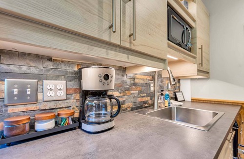 Garfield Cabin | Dog Friendly Close to Monarch Mountain King Bed