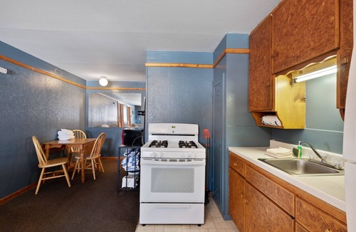 South Fork Cabin | Dog-friendly lodge cabin near dining & shopping w/shared grill & mountain views