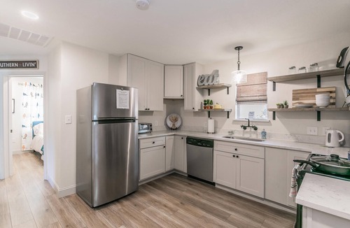 Arlington Heights House | Dogs Welcome+Extended Stay+Charming Home Near Dickies+KING Bed+Fully Furnished