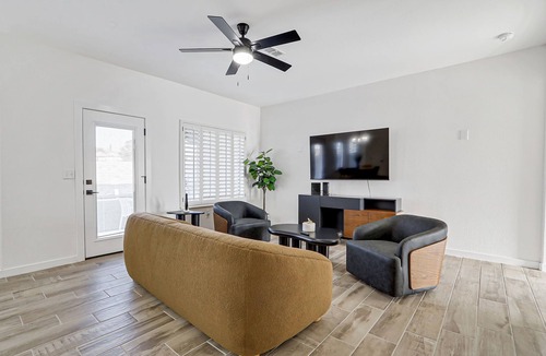 Biggs Field House | Dos Palmas Home/Modern 3BR Townhome w/Garage