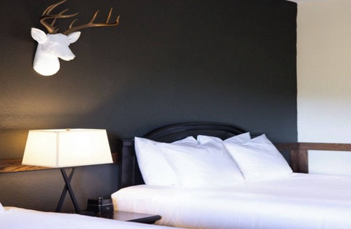 Boerne Hotel | Double Queen Balcony Room | 2 Units | 6 mi to Main Street Shops & Dining