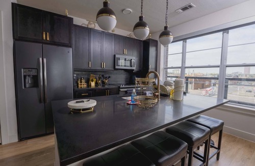 Deep Ellum Condo | Downtown, Balcony, Pool, Gym, Roof, Garage, King Sleeper Sofa, Twin Sleeper Sofa