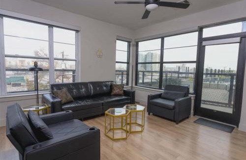 Deep Ellum Apartment | Downtown Dallas with Balcony, Pool, Rooftop Terrace, Gym, Queen Bed, King Sleeper Sofa, 2 Twin Sleeper Chairs, 65" TV, Secured Parking Garage, and FREE EV POWER