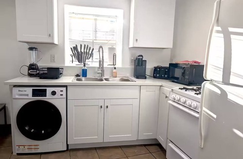 Barelas House | Downtown District - Modern Apt Yard, King Bed, W/D