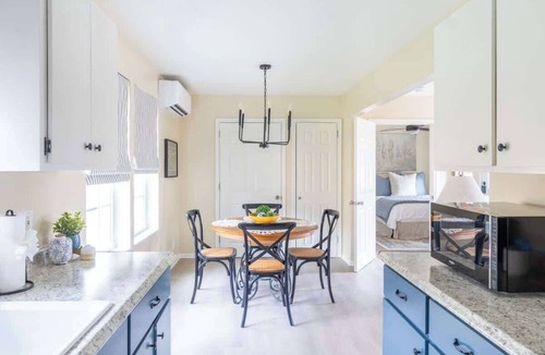 La Grange House | Downtown LG | Stay by the Ice Plant | Sleeps 17