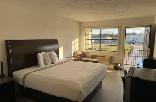 Gun Barrel City Hotel | Eagle Inn