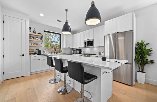 East MLK House | East ATX Dell Children’s Hospital 5 mi to DWTN Free Parking for 2 vehicles