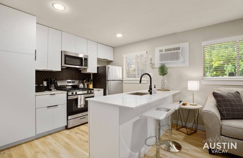 North University Apartment | Easy Access to UT Campus! Shared Pool + Parking