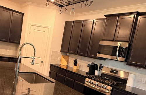 Clodine House | EbereAmuse Family Getaway, Spacious 4-bedroom house in peaceful Richmond with AC
