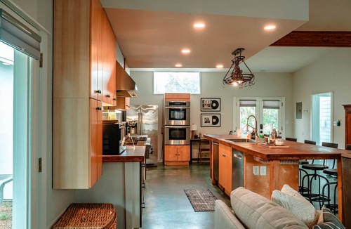 Dawson House | Eclectic 4-bdrm house centrally located to F1 & Downtown w Heated Pool, Hot tub