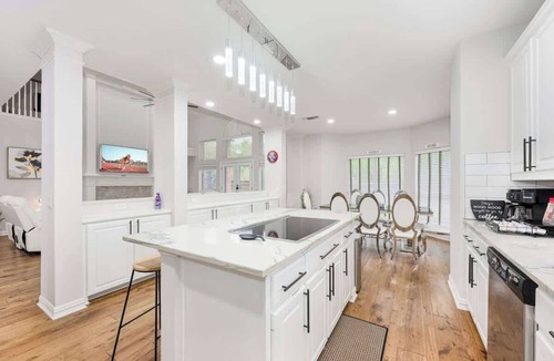 Allen House | Elegant 5 BR 3 Full BA Estate Pool Oasis PingPong Sleeps 22 EV Level 2 Charger