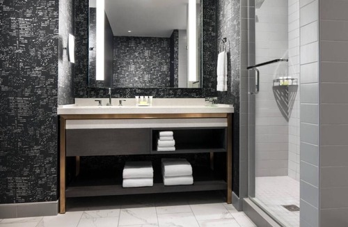 Downtown Houston Hotel | Elegant Pet Friendly Suite Near Old Market Square – 0.3 mile | Onsite Parking