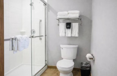 Port Aransas Hotel | Elegant Room Offering Comfort & Style – Perfect for a Relaxing Gulf Coast Escape