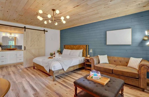 Canadensis Hotel | Elements Pocono Modern | Firepits | Pet-Friendly