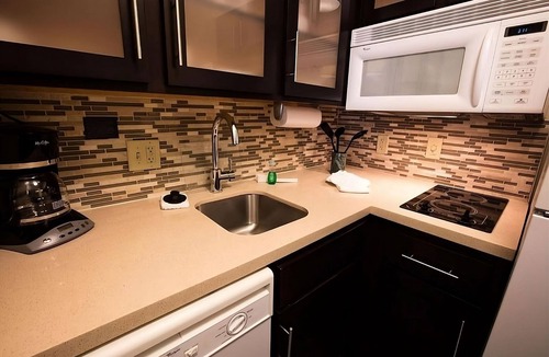 Gateway Hotel | Enjoy a Hassle-Free Stay! Pet-Friendly, Near Great Hills Municipal Park