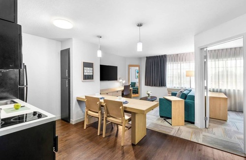East Congress Hotel | Enjoy a Hassle-Free Stay! 4 Relaxing Units, Near Austin Museum of Art