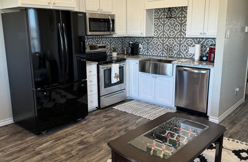 Crawford Cottage | Enjoy quiet country skies. Modern guest house in Crawford 20 mins to Waco.