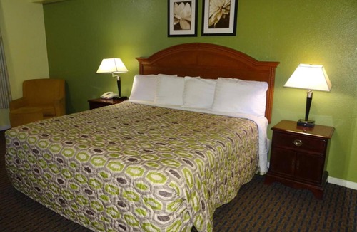 North Shore Hotel | Enjoy Relaxing Stay Perfect for Friends or Couples Discovering Houston Together