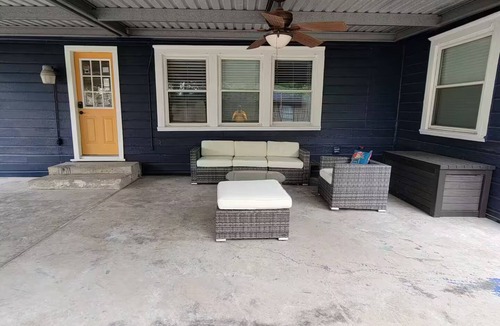 Foster Place House | Entire home in Houston, Texas The Houston Hub- Centrally located!
