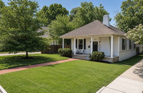 Brookview House | Escape to Gorman Grove—your private Waco sanctuary just 10 mins from Magnolia. Whether you're gathering with family, friends or chasing Chip & Jo dreams, Gorman Grove has historic charm with modern comfort. Welcome!