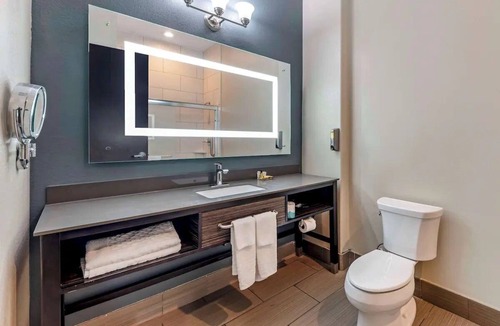 Pflugerville Hotel | Experience Comfort Near Lake Pflugerville - 3.5 miles | Free Parking & Breakfast