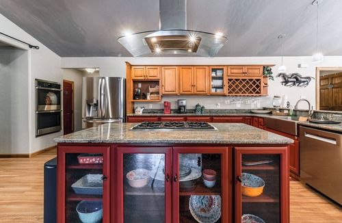 Ruidoso House | Experience Luxury and Entertainment at Riverside Retreat