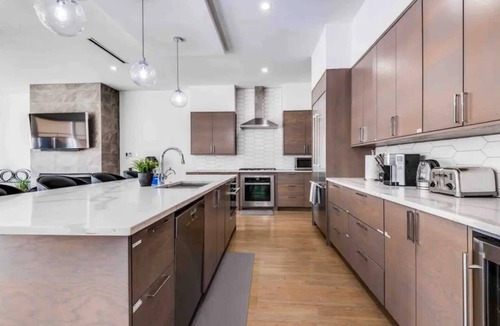 Dallas House | Experience Luxury in the Heart of Dallas! This contemporary 4BR home offers a heated pool&spa, game room, outdoor living spaces, Tesla charging, and a designer kitchen with top-tier appliances. Easy access to Dallas top attractions, all within 10min