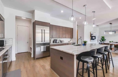 Dallas House | Experience Luxury in the Heart of Dallas! This contemporary 4BR home offers a heated pool&spa, game room, outdoor living spaces, Tesla charging, and a designer kitchen with top-tier appliances. Easy access to Dallas top attractions, all within 10min