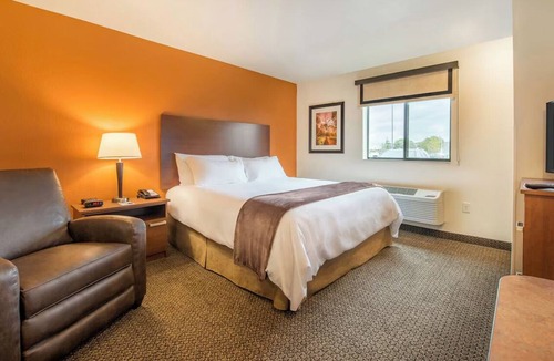 Soncy Hotel | Explore Amarillo's Best, Spacious Room with Full Kitchen and Free Parking