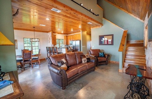 Lampasas Cottage | Exquisite Hill Country Cottage-Giraffe and wildlife experiences