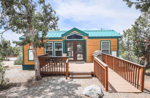 Durango - Purgatory Cabin | Family Cabin Lodge - The Family Cabin Lodge sleeps a maximum of 6 and features a full bathroom.